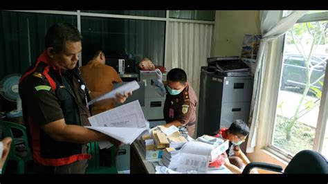 PERKARA RETRIBUSI SAMPAH KEJAKSAAN GELEDAH KANTOR DINAS LINGKUNGAN