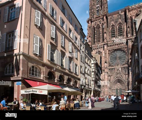 La Catedral De Estrasburgo Caf En La Acera En Frente De La Catedral