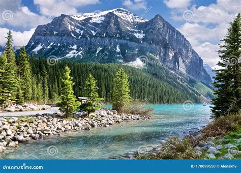 O Lindo Lago Glacial Turquesa Louise No Parque Nacional De Banff Foto