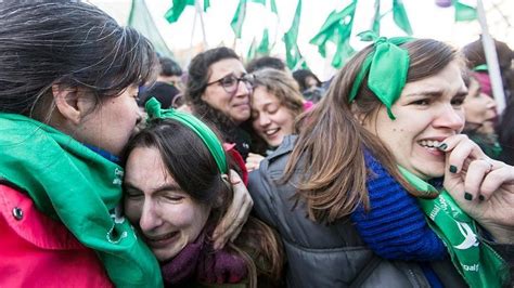 La Ola Feminista Rompe Con El Aborto Ilegal En Argentina