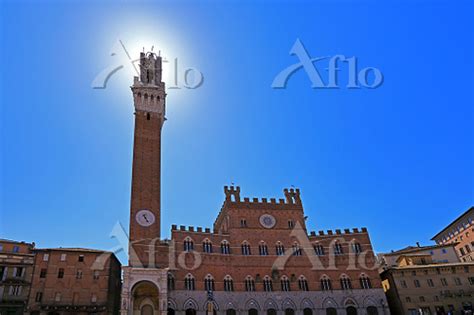 イタリア シエナ 太陽に重なるマンジャの塔 259869224 の写真素材 アフロ