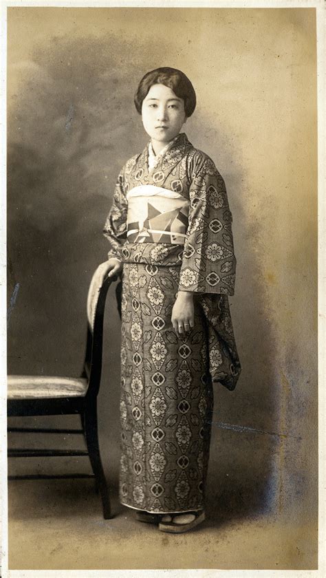 32 Vintage Portraits Of Beautiful Japanese Women Dressing In Kimonos