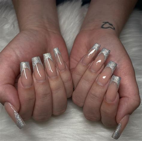 Pearl French Nails 2023 Mit Glitzer Verlauf Und Anderen Details Sind