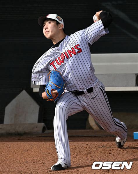 팔꿈치 수술→2년 만에 다시 5선발 기회 191cm 좌완 왜 오지환 임찬규에게 감사하다 했나