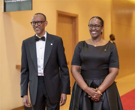 Perezida Kagame Na Madamu Jeannette Kagame Batumiwe Mu Isabukuru Y