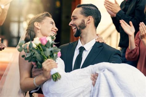 Casamento De Amor E Homem Carregando Mulher Na Igreja Ap S Cerim Nia De