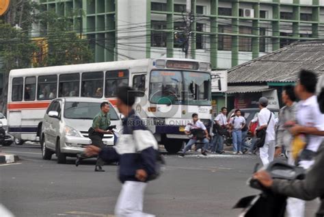 Bus PPD Menjadi Korban Tawuran Pelajar | Republika Online