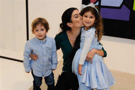 cacula de silvio santos renata abravanel posa  filhos em rara