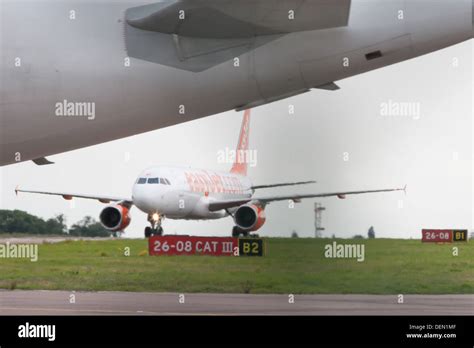 Easyjet Airbus A Taxiing Hi Res Stock Photography And Images Alamy