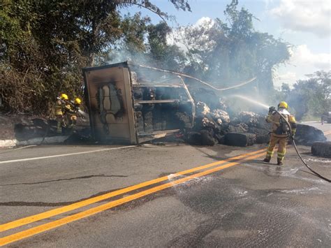 Caminhão carregado de algodão pega fogo na BR 101 em Umbaúba Sergipe