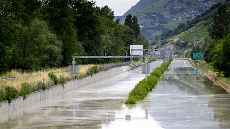 Cuatro Muertos Por Inundaciones Y Deslizamientos De Tierra En Suiza Y