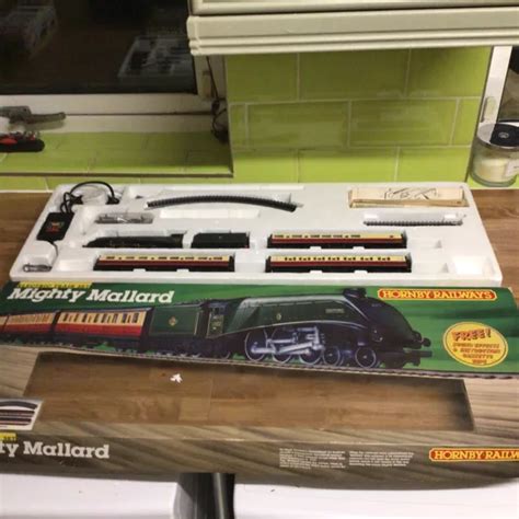 HORNBY TRAIN SET Mighty Mallard Passenger OO Gauge With Green ...