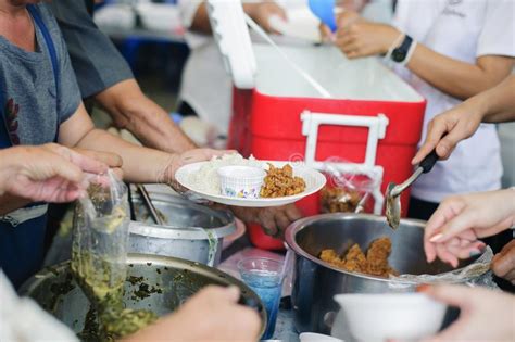 Los Voluntarios Proporcionan La Comida Para Los Mendigos Alimentaci N