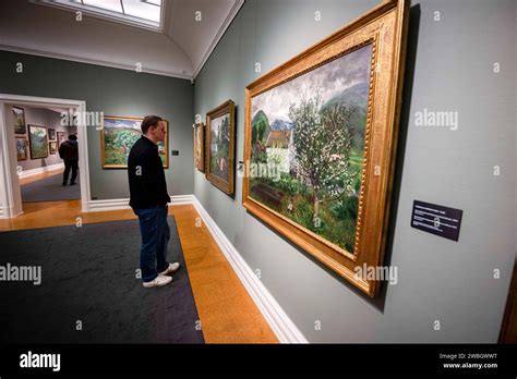 Una Persona Mira Algunas Pinturas En La Sala Dedicada Al Artista