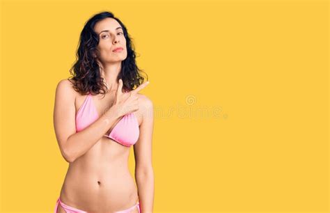 Joven Y Hermosa Mujer Hispana Con Bikini Apuntando Con El Dedo De La Mano Al Costado Mostrando