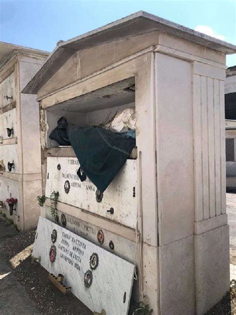 A Napoli Cimitero Del Pianto Nel Degrado TristeMondo It