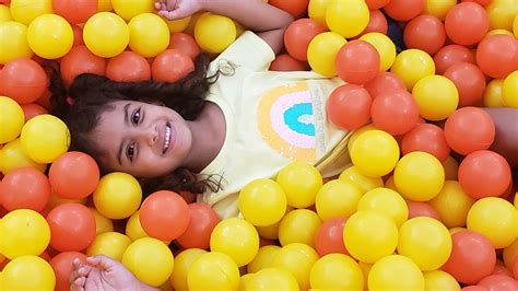 MELYNDA BRINCANDO NA PISCINA DE BOLINHAS GIGANTE NATAL NO TERESINA