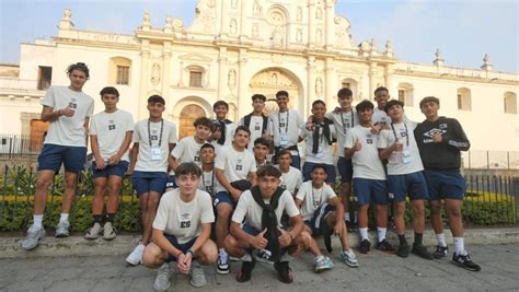 Selección sub 17 recorrió las calles de Antigua Guatemala El Gráfico