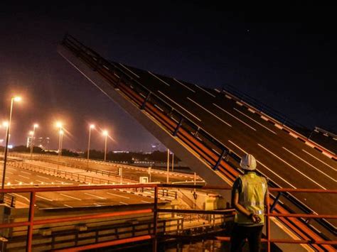 Video: RTA completes maintenance work on Al Maktoum Bridge | Transport ...