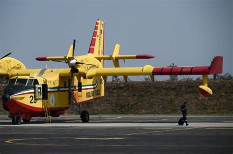 Canadair Precipita E Si Schianta Sull Etna Dispersi I Due Piloti A