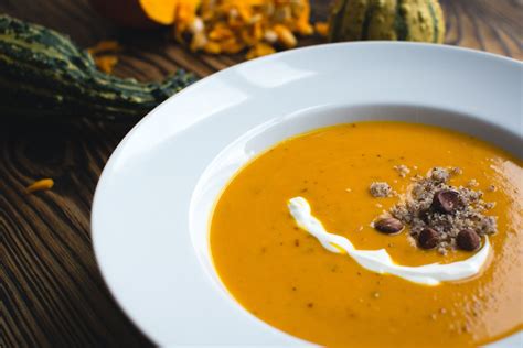 Zuppa Cremosa Di Zucca Con Crema Di Formaggio E Nocciole Zuppe