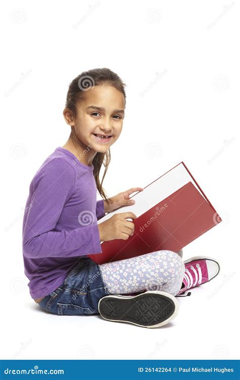 Livro De Leitura De Assento Da Menina Da Escola Foto De Stock Imagem