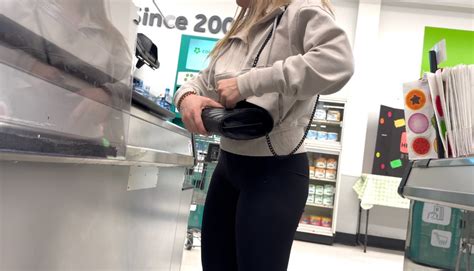 Petite Blonde With Sporty Bubble Close Ups Faceshots Gifs Oc Spandex Leggings Yoga Pants