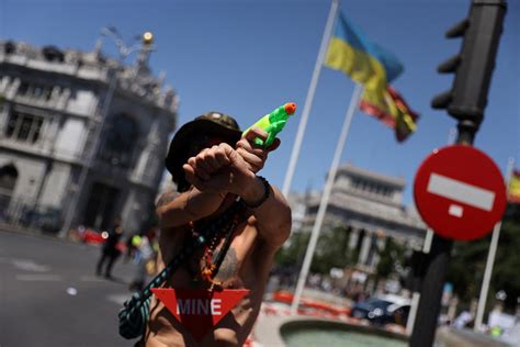 Varios Miles De Personas Protestan Contra La Otan En Madrid Fotos