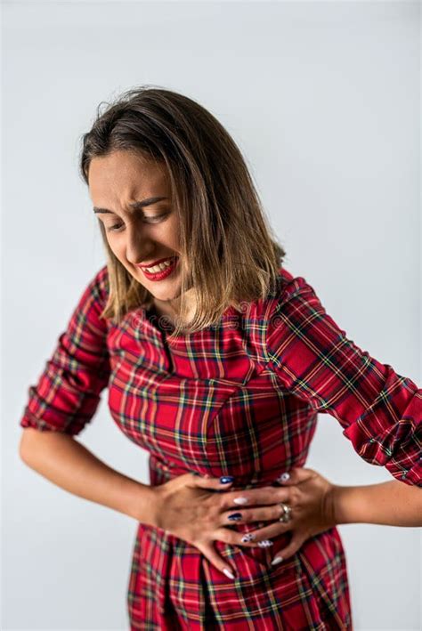 Bella Joven Sostiene Su Est Mago Que Tiene Espasmos Foto De Archivo