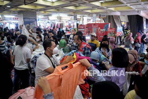 Sepekan Jelang Lebaran Pasar Tanah Abang Dipadati Pengunjung