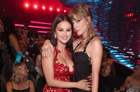 Selena Gomez And Taylor Swift Kissing Each Other