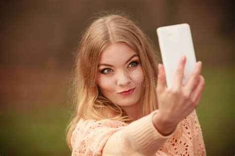 Jeune Fille Blonde Prenant Un Selfie Photo Stock Image Du Dr Le Femme