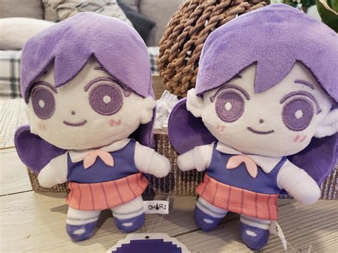 A comparisons between two Mari Plushies : r/OMORI