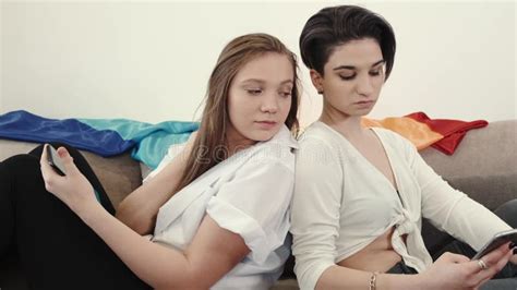 Deux Jeunes Femmes Cool Affectueux Lesbienne Lgbtq Couple Sortir Ensemble Dans L Amour Détente à