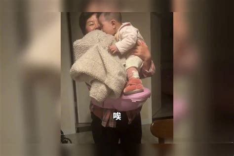 下班晚了还没回家 宝宝没看见妈妈特别想念