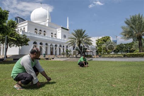 PERSIAPAN SHALAT IDUL ADHA DI MASJID AGUNG AL AZHAR ANTARA Foto