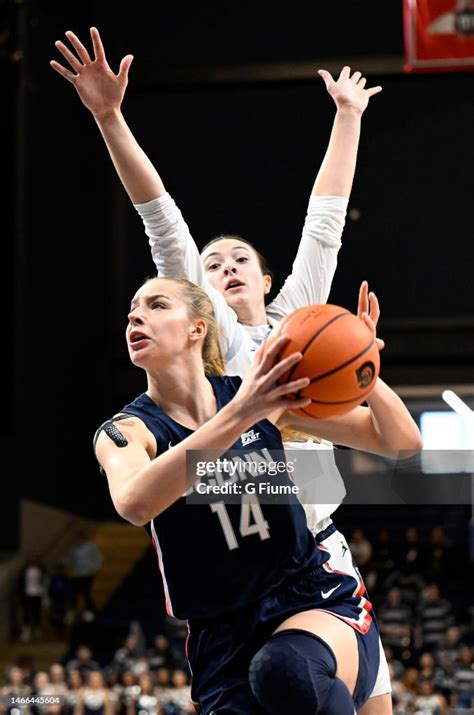 Dorka Juhasz Of The Uconn Huskies Drives To The Basket Against Nachrichtenfoto Getty Images