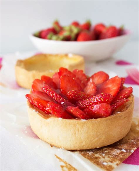 Strawberry Tart Recipe With Vanilla Pastry Cream — Eatwell101