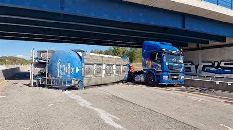 A Am Frankfurter Flughafen Gesperrt Tanklaster Kippt Auf Fahrbahn