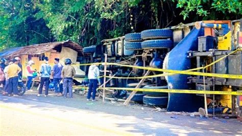 Supir Dan Kernet Truk Tronton Terbalik Di Mamuju Patah Tulang Tribun