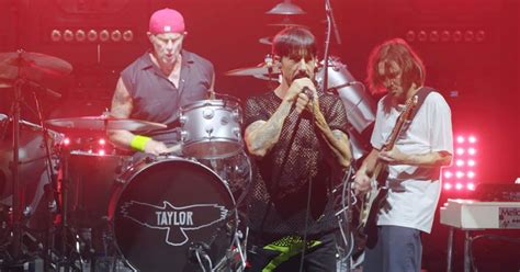 Red Hot Chili Peppers lança primeiros vídeos pro shot ao vivo desde