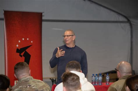 Robert Irvine Visits 4th Inf Div Soldiers Article The United