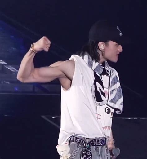 Pin by 𝕹𝖎𝖓𝖎𝖊 on 황현진 Hyunjin skz abs Hot korean guys Straykids hyunjin photoshoot