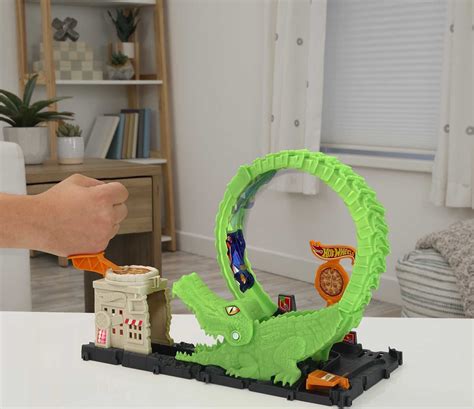Hot Wheels Gator Loop Pizza Place Playset Track Set With 1 Toy Car Walmart