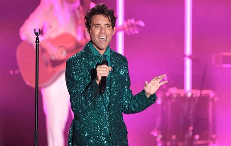 Un Spectateur Demande à Mika De Linviter Sur Scène En Plein Concert