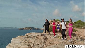 VIXEN Petite Pelirroja Lottie Tiene Una Aventura Apasionada En Vacaciones XVIDEOS