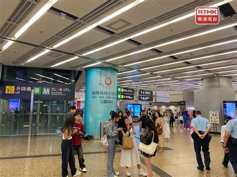 有內地旅客稱本港酒店價格貴打算即日離港 有旅客計劃觀賞煙火 新浪香港