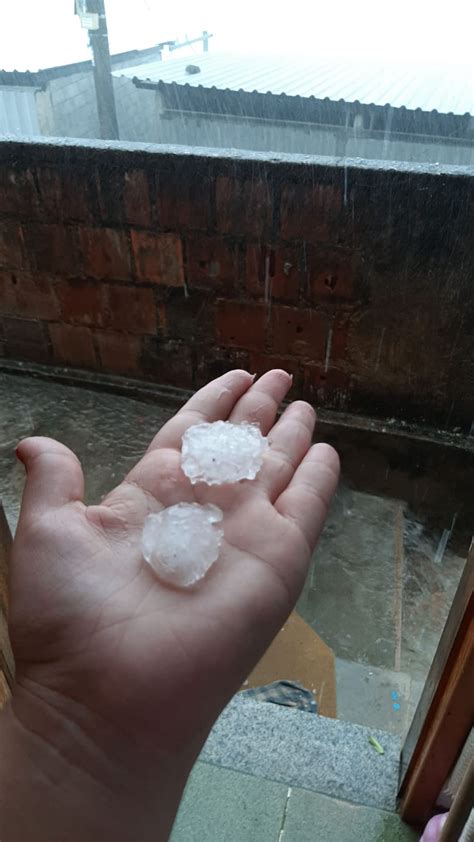 Chuva De Granizo Assusta Moradores E Causa Preju Zos Em Nova Friburgo