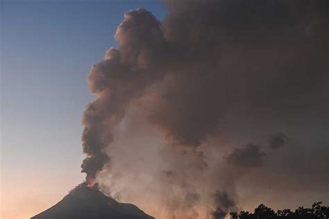 Aktivitas Vulkanik Gunung Lewotobi Laki Laki Masih Tinggi