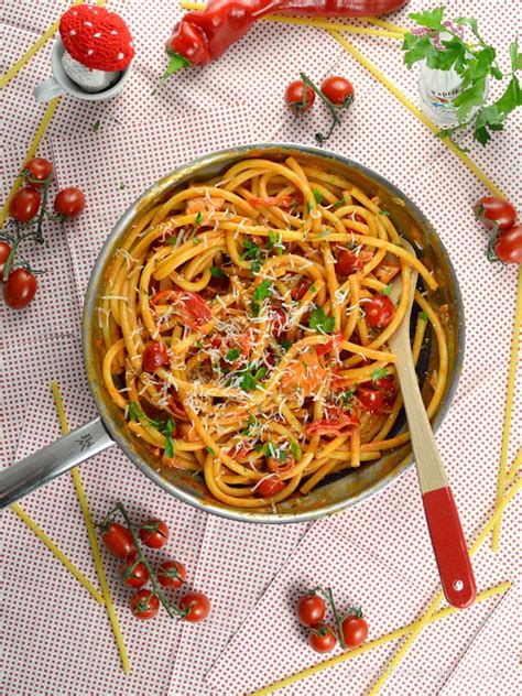 Schnelle Pasta mit Lachs in Tomaten Frischkäse Sauce von Stilettos